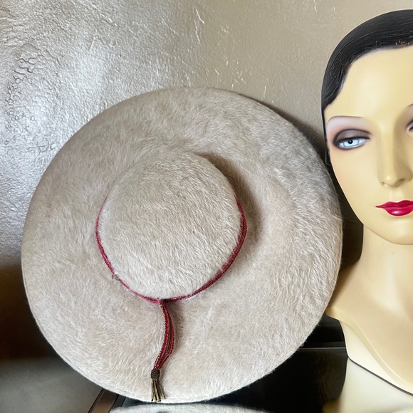 SUPERB 1950\'s IVORY FURRY FELT CART WHEEL HAT + RED/GOLD BAND main image 13